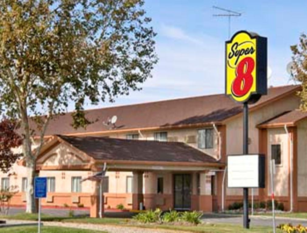 Super 8 By Wyndham Willows Exteriör bild